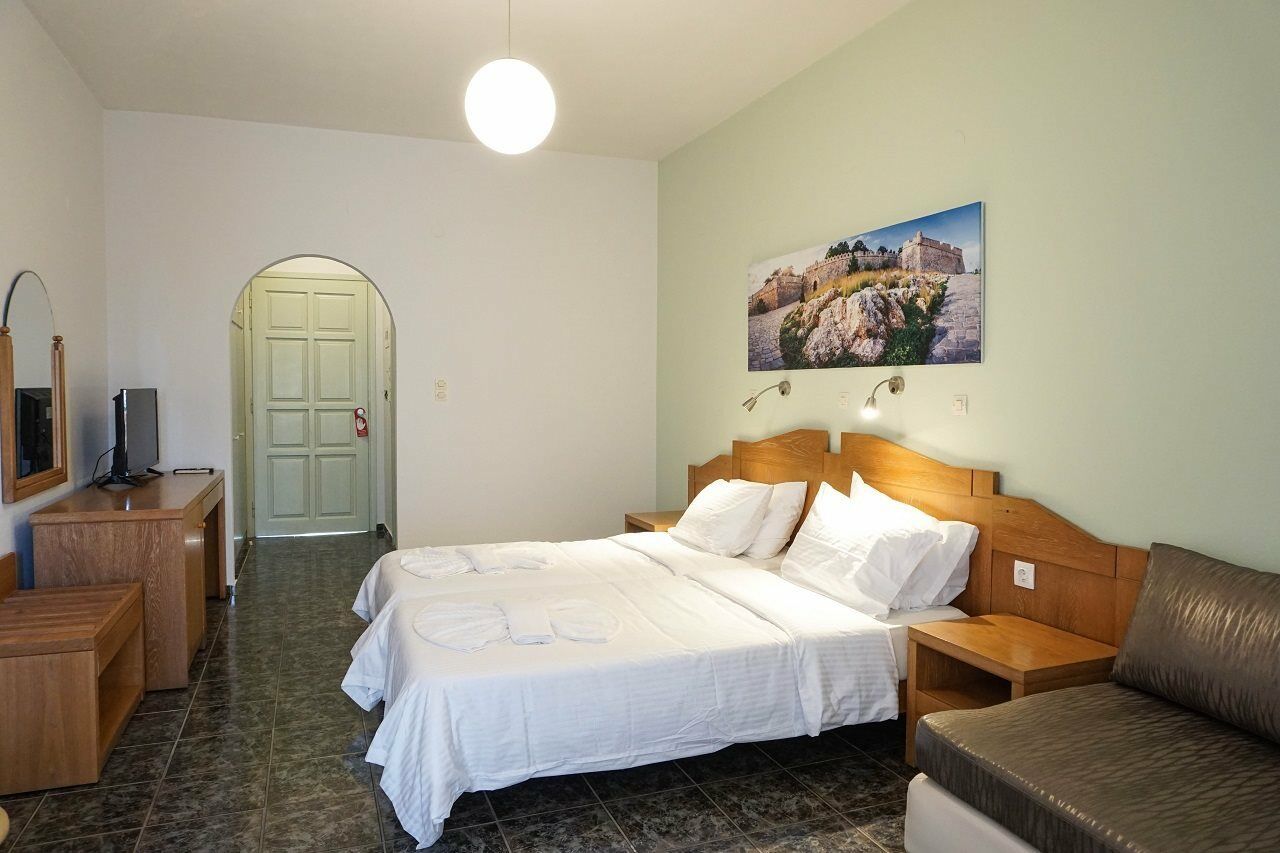 Dioni Hotel Adelianos Kampos Exteriör bild